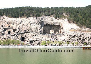 Longmen Grottoes faces the Yi River.